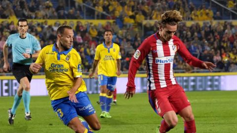 Griezmann lucha por un bal&oacute;n con el defensa de Las Palmas.