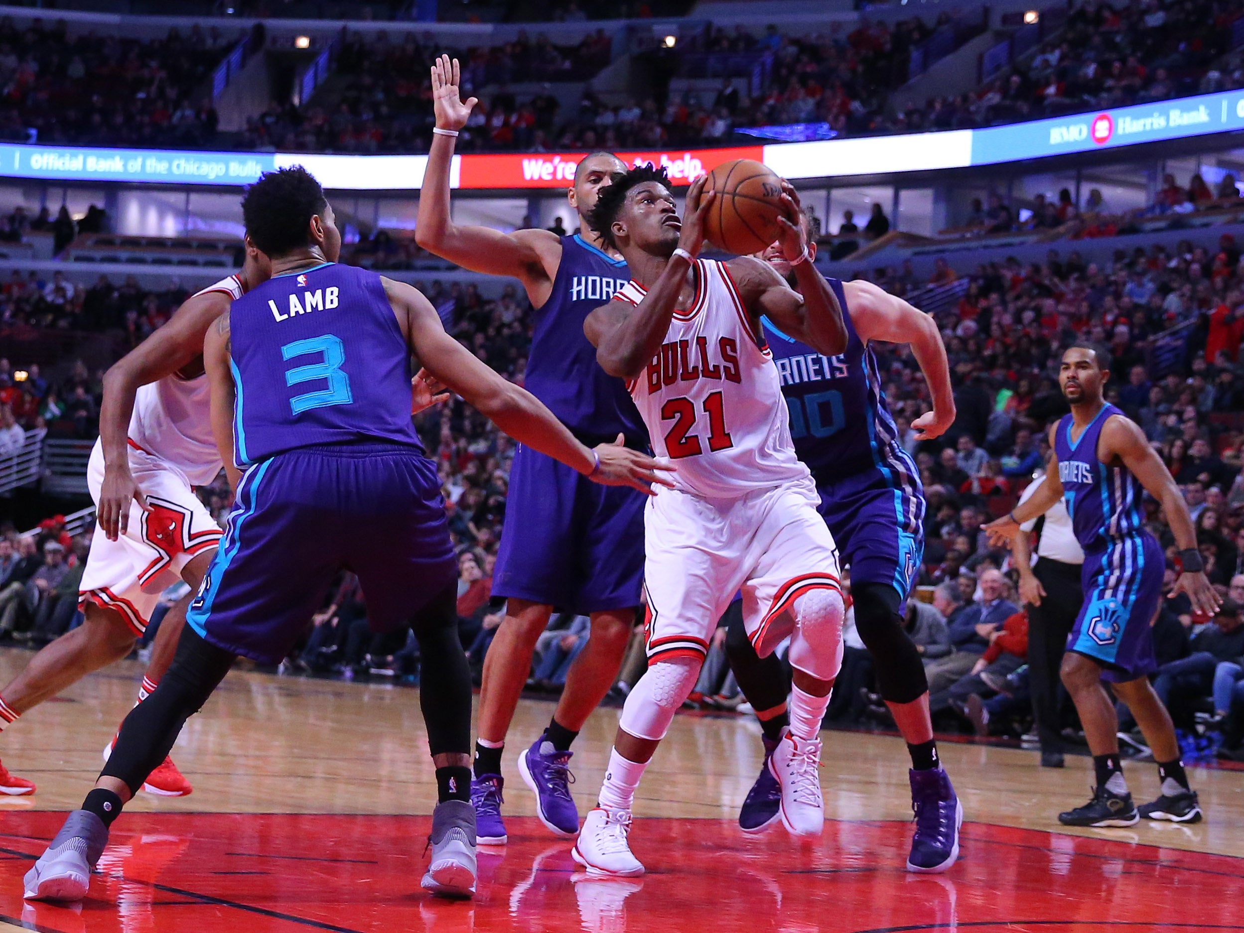 Mirotic escolta a un Jimmy Butler que se vistió de Jordan para resucitar a Chicago con ¡52 puntos! Mirotic escolta a un Jimmy Butler que se vistió de Jordan para resucitar a Chicago con ¡52 puntos!