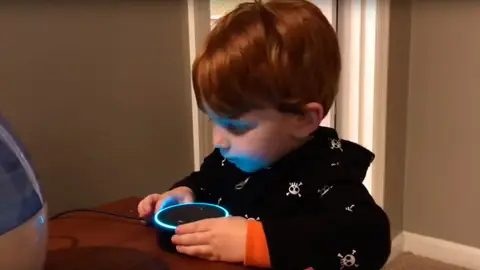 Un niño le pide una canción infantil a un asistente virtual y lo interpreta como porno Un niño le pide una canción infantil a un asistente virtual y lo interpreta como porno