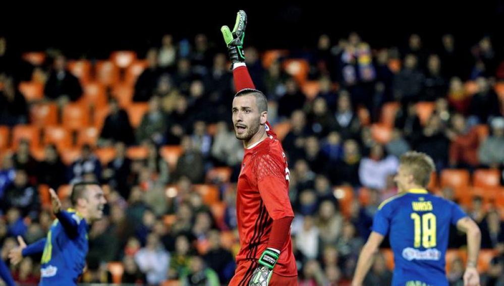  Daniel Wass celebra con su compañero, el delantero Iago Aspas, el tercer gol de su equipo ante el portero del Valencia CF, Jaume Domenech