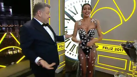 Cristina Pedroche y Chicote durante las campanadas Cristina Pedroche y Chicote durante las campanadas