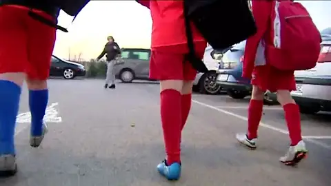 Frame 50.490152 de: Detenido un entrenador del equipo de fútbol infantil de Mollet por presuntos abusos sexuales Frame 50.490152 de: Detenido un entrenador del equipo de fútbol infantil de Mollet por presuntos abusos sexuales