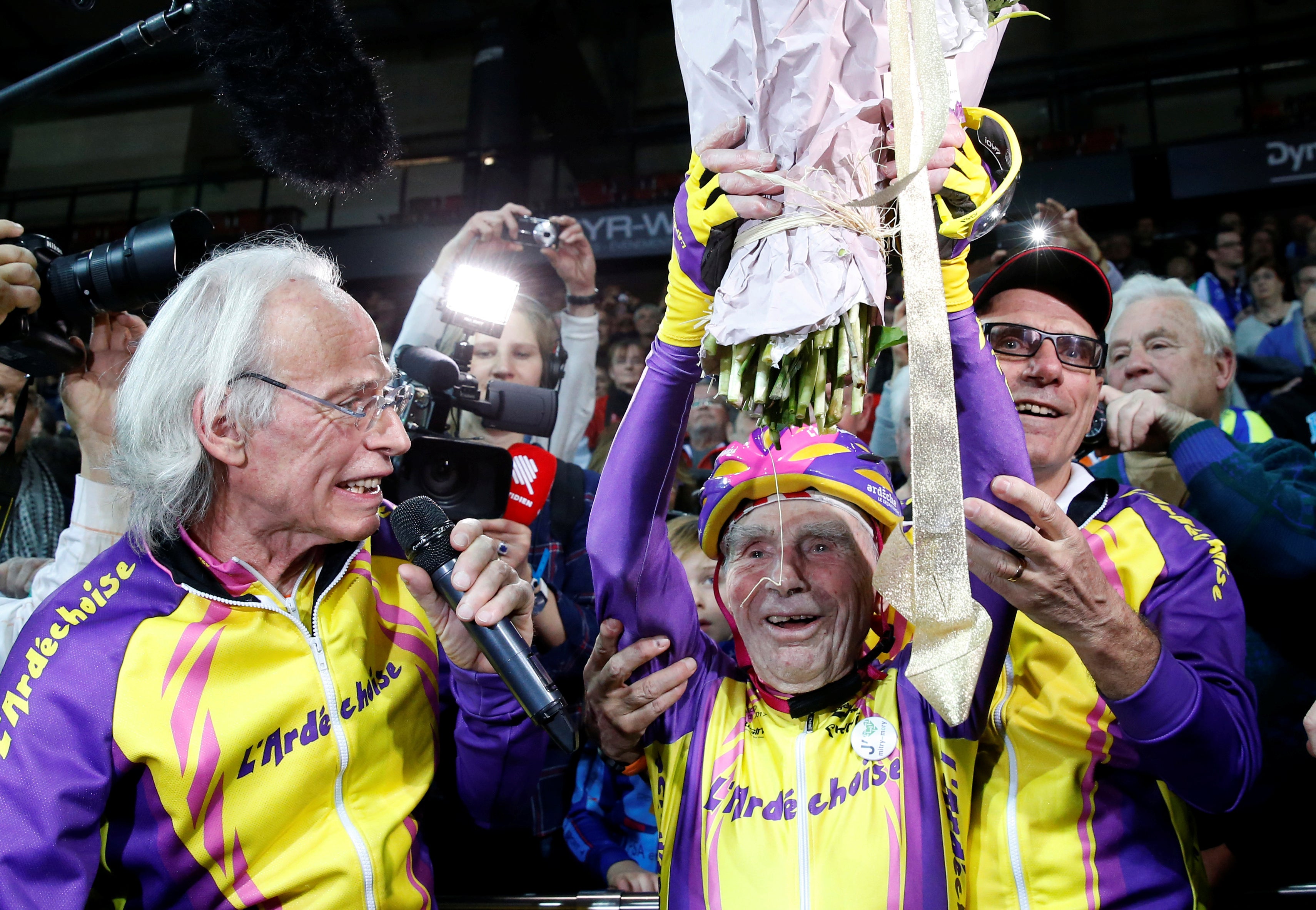 Un francés de 105 años supera un récord mundial de la hora en bicicleta Un francés de 105 años supera un récord mundial de la hora en bicicleta