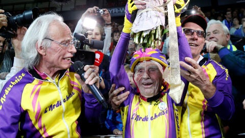 Robert Marchand celebrando su r&eacute;cord mundial
