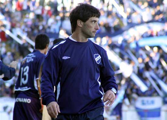 Un grupo de ultras argentinos irrumpe entre disparos en la presentación de un entrenador Un grupo de ultras argentinos irrumpe entre disparos en la presentación de un entrenador