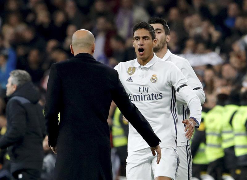 Varane: "Estoy aprendiendo mucho con Zidane y quería agradecérselo en el gol" Varane: "Estoy aprendiendo mucho con Zidane y quería agradecérselo en el gol"