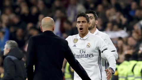 Varane celebra su gol con Zidane.