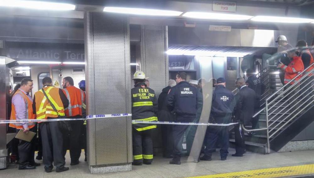Los servicios de emergencia trabajan en el lugar del accidente de tren en Brooklyn