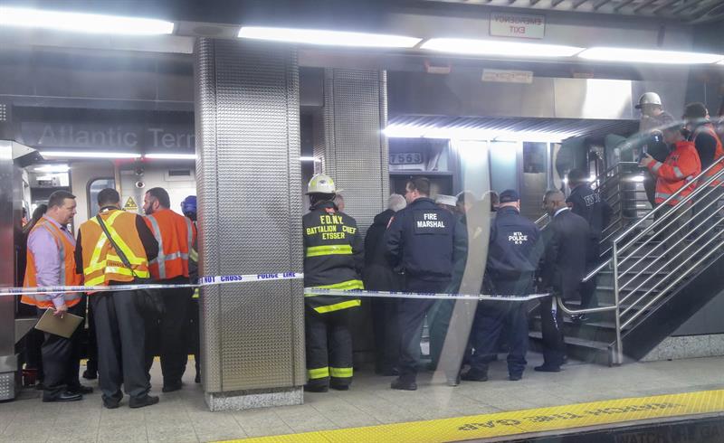 Al menos 103 heridos al accidentarse un tren suburbano en Brooklyn Al menos 103 heridos al accidentarse un tren suburbano en Brooklyn