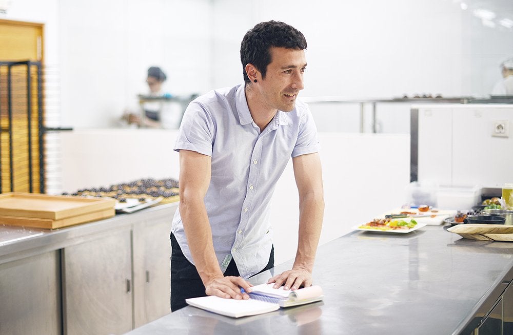 Eneko Atxa: "Creamos un restaurante que no invadiese nuestro entorno, sino que conviviese con él" Eneko Atxa: "Creamos un restaurante que no invadiese nuestro entorno, sino que conviviese con él"