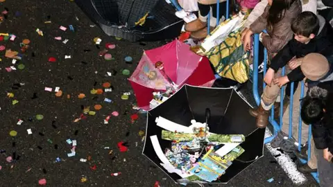 Paraguas del revés para coger más caramelos en la cabalgata de los Reyes Magos ONDA CERO ALMERIA