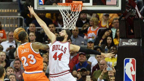 Mirotic trata de taponar a LeBron James