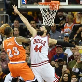 Mirotic trata de taponar a LeBron James Mirotic trata de taponar a LeBron James