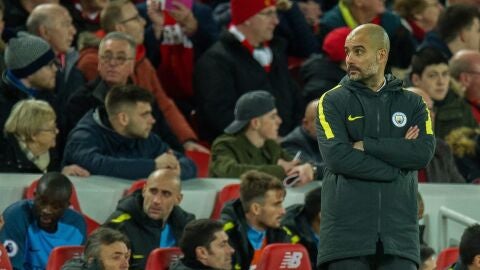 Guardiola en un partido con el Liverpool