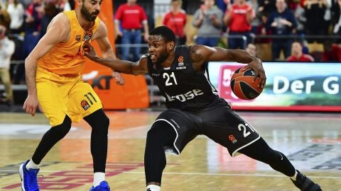 Navarro disputando un bal&oacute;n frente a Darius Miller