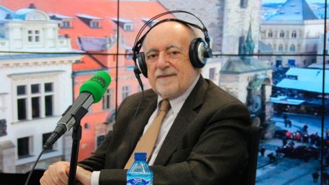 El profesor Carlos Garc&iacute;a Gual en los estudios de Onda Cero