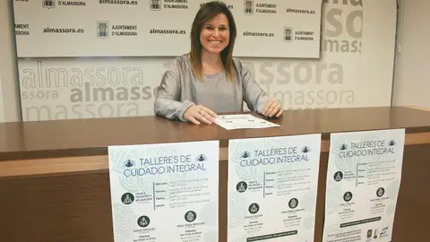 La concejala de Igualdad, Merche Galí, ha presentado el ciclo de talleres de cuidado integral que incluye un curso de yoga para familias . TALLERES ALMASSORA