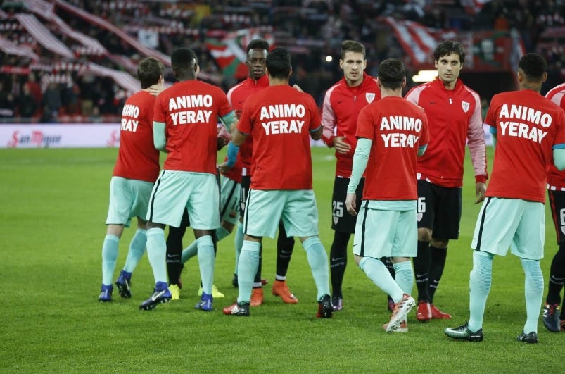 Los jugadores de Barcelona y Athletic saltan a San Mamés con camisetas de ánimo a Yeray Álvarez Los jugadores de Barcelona y Athletic saltan a San Mamés con camisetas de ánimo a Yeray Álvarez