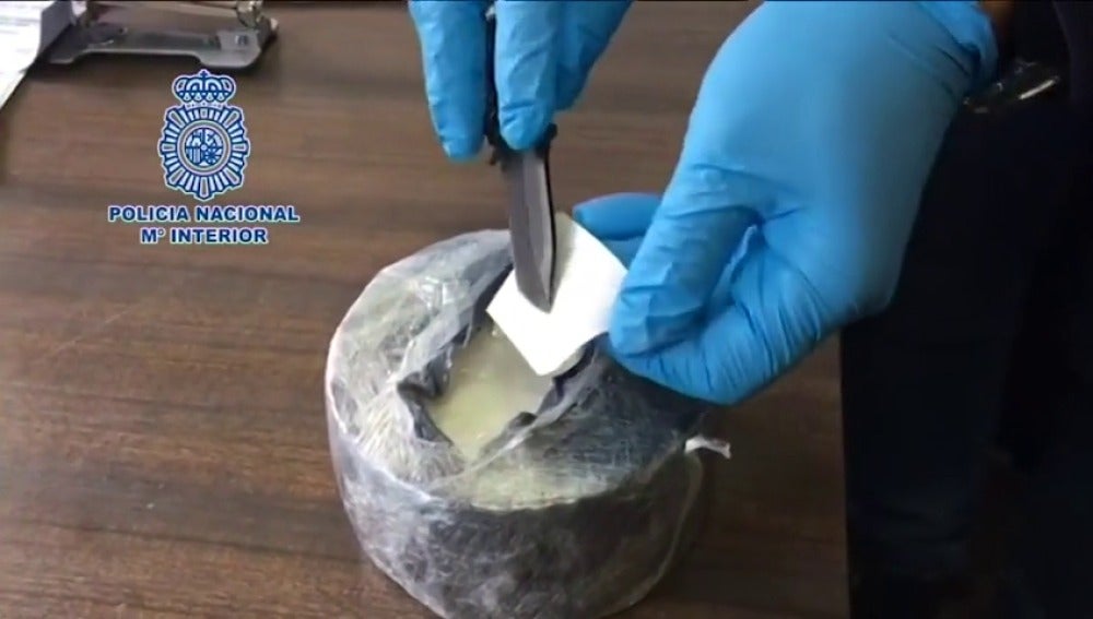 Frame 41.389333 de: Detenido por camuflar un kilo de cocaína dentro de un queso