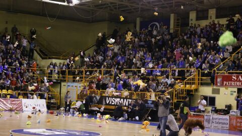 La lluvia de peluches en el pabell&oacute;n del Perfumer&iacute;as Avenida