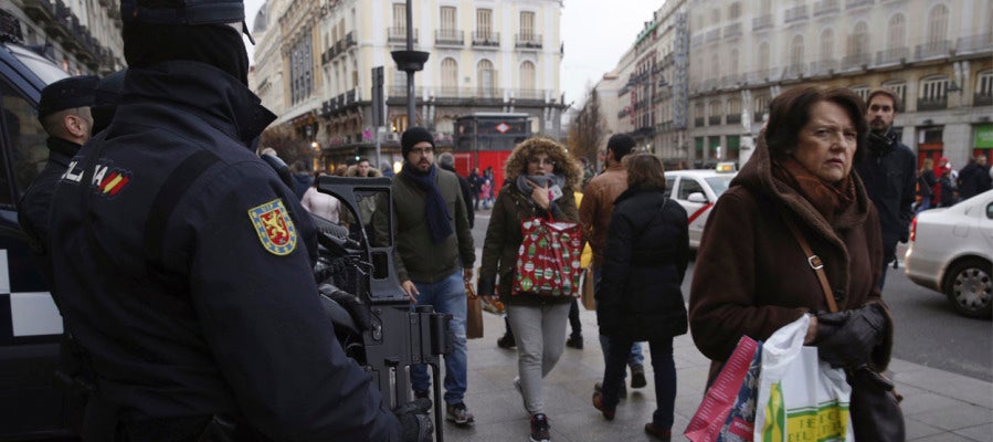 Más de 100.000 efectivos velarán por la seguridad en las cabalgatas Agentes de Policía armados patrullan en la Puerta del Sol de Madrid. EFE/Archivo Más de 100.000 efectivos velarán por la seguridad en las cabalgatas Más de 100.000 efectivos velarán por la seguridad en las cabalgatas Agentes de Policía armados patrullan en la Puerta del Sol de Madrid. EFE/Archivo Más de 100.000 efectivos velarán por la seguridad en las cabalgatas