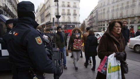  M&aacute;s de 100.000 efectivos velar&aacute;n por la seguridad en las cabalgatas Agentes de Polic&iacute;a armados patrullan en la Puerta del Sol de Madrid. EFE/Archivo M&aacute;s de 100.000 efectivos velar&aacute;n por la seguridad en las cabalgatas