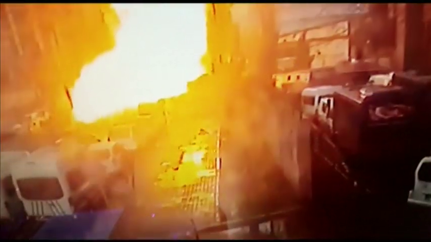 Dos muertos y dos atacantes abatidos por la policía tras explosión en Esmirna Dos muertos y dos atacantes abatidos por la policía tras explosión en Esmirna