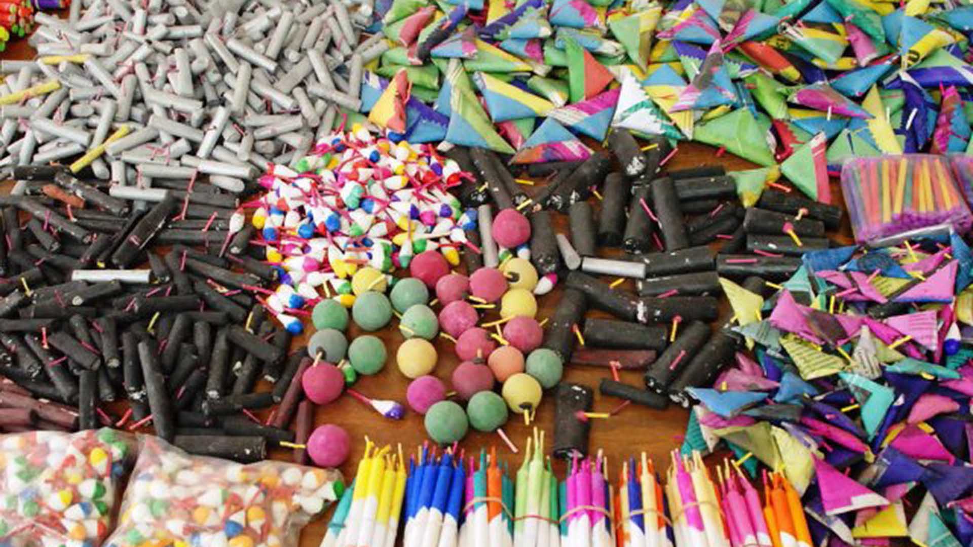 La UCE recomienda comprar los artículos de pirotecnia en establecimientos autorizados para prevenir accidentes La UCE recomienda comprar los artículos de pirotecnia en establecimientos autorizados para prevenir accidentes