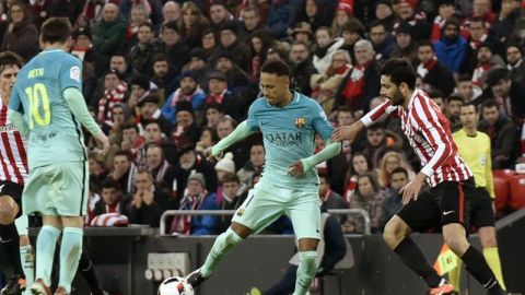 Neymar, conduce el bal&oacute;n en San Mam&eacute;s.