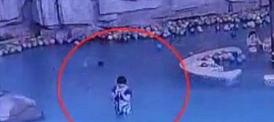 Mujer distraida mientras su hijo se ahoga Mujer distraida mientras su hijo se ahoga