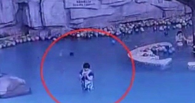 Un niño de cuatro años muere ahogado en una piscina mientras su madre está distraída con el móvil Un niño de cuatro años muere ahogado en una piscina mientras su madre está distraída con el móvil