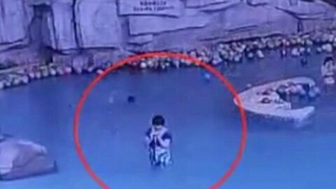 Mujer distraida mientras su hijo se ahoga