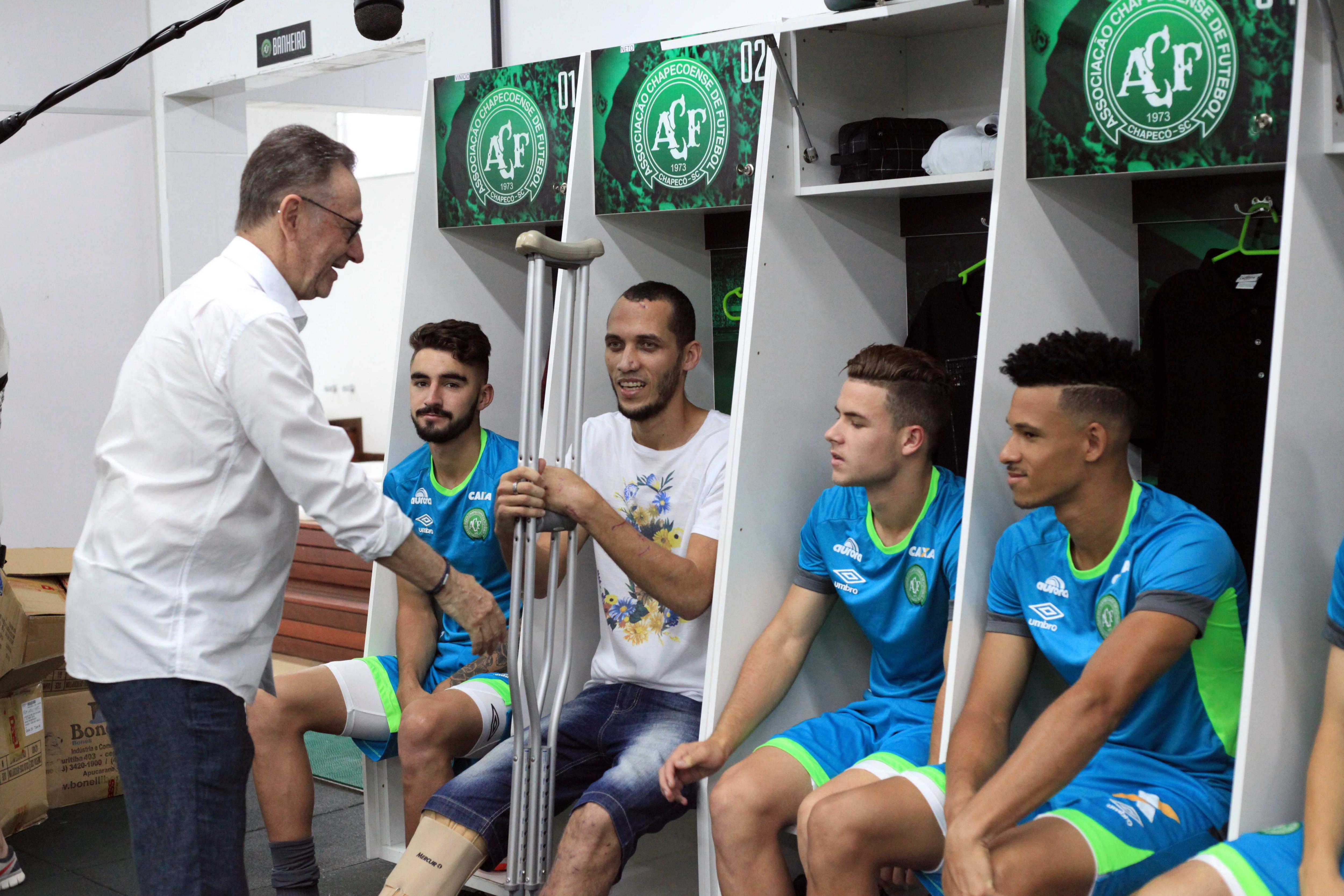 El Chapecoense presenta su nueva plantilla tras el accidente aéreo con Helio Neto como invitado El Chapecoense presenta su nueva plantilla tras el accidente aéreo con Helio Neto como invitado
