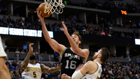 Pau Gasol entra a canasta ante los Nuggets