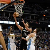 Pau Gasol entra a canasta ante los Nuggets Pau Gasol entra a canasta ante los Nuggets