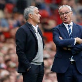 Mourinho charla con Ranieri en un partido de la Premier
