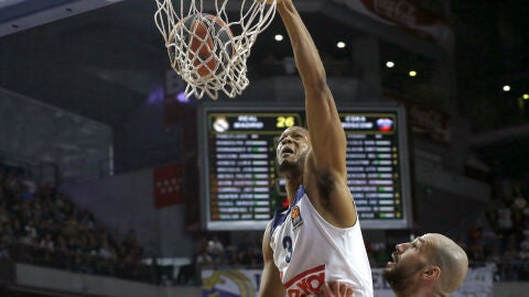 Anthony Randolph entra a canasta frente a jugadores del CSKA