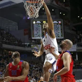Anthony Randolph entra a canasta frente a jugadores del CSKA Anthony Randolph entra a canasta frente a jugadores del CSKA