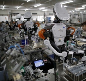 Robots en una fábrica Robots en una fábrica