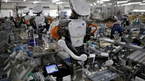 Robots en una f&aacute;brica