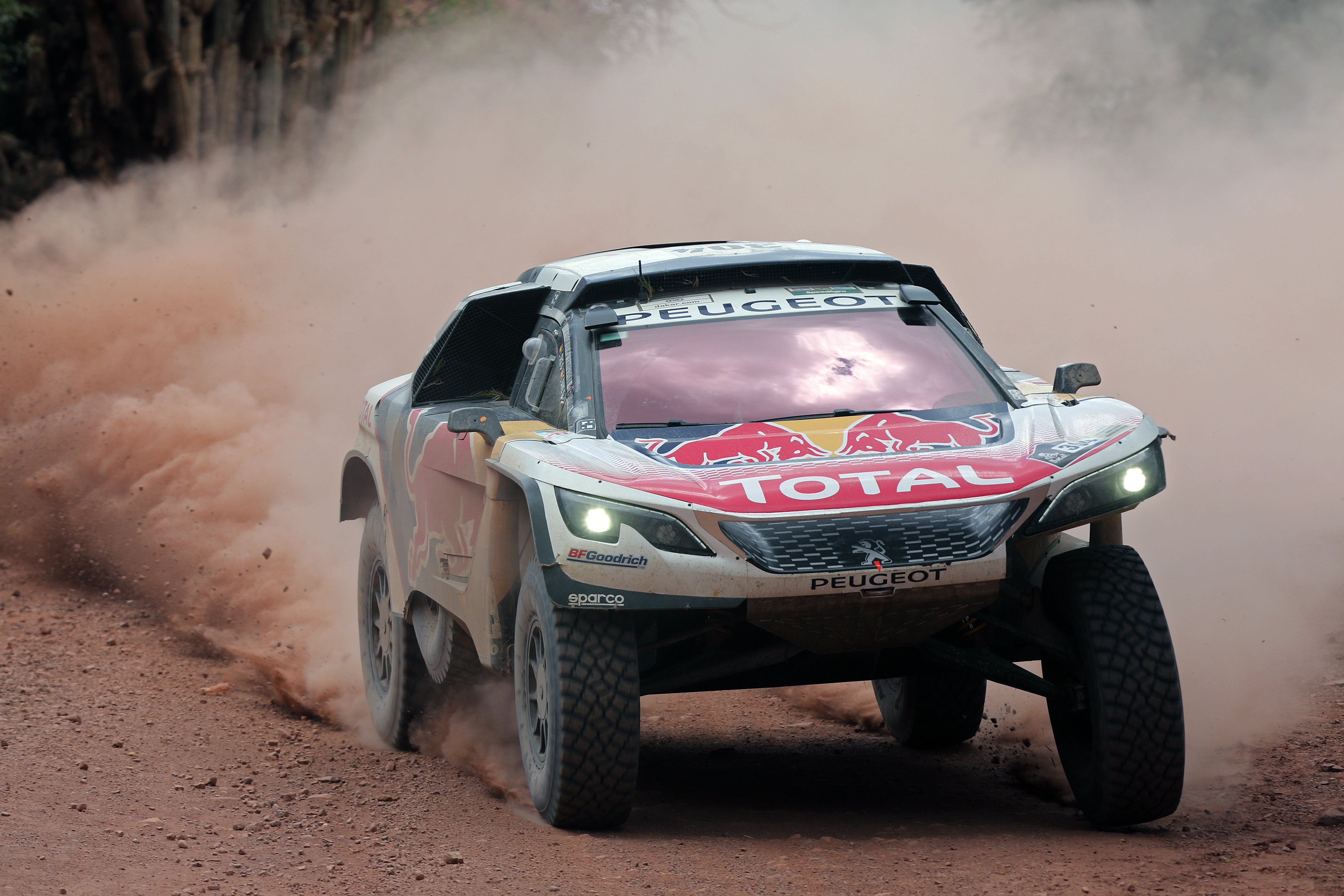 Carlos Sainz abandona el Rally Dakar tras volcar en la cuarta etapa Carlos Sainz abandona el Rally Dakar tras volcar en la cuarta etapa