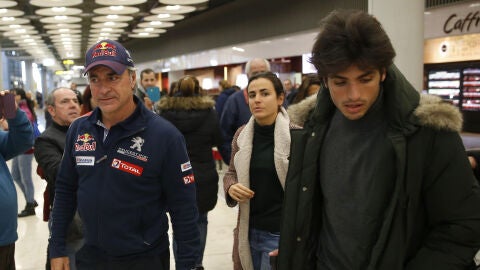 Carlos Sainz acompa&ntilde;ado por su hijo en su llegada al Aeropuerto