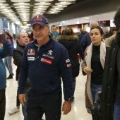 Carlos Sainz acompañado por su hijo en su llegada al Aeropuerto