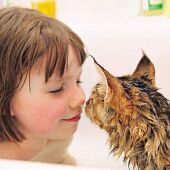 La pequeña Iris, que padece autismo, y su gato Thula