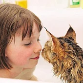 La pequeña Iris, que padece autismo, y su gato Thula La pequeña Iris, que padece autismo, y su gato Thula