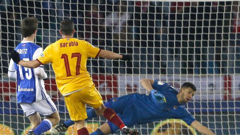 El centrocampista del Sevilla, Pablo Sarabia golpea el bal&oacute;n ante el guardameta argentino de la Real Sociedad, Ger&oacute;nimo Rulli