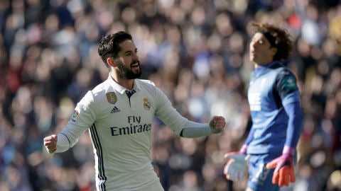 Isco celebra uno de sus goles ante el Granada