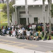 Gente a las afueras del aeropuerto de Fort Lauderdale
