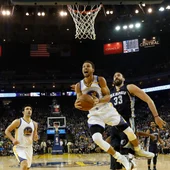 Curry entra a canasta perseguido por Marc Gasol Curry entra a canasta perseguido por Marc Gasol