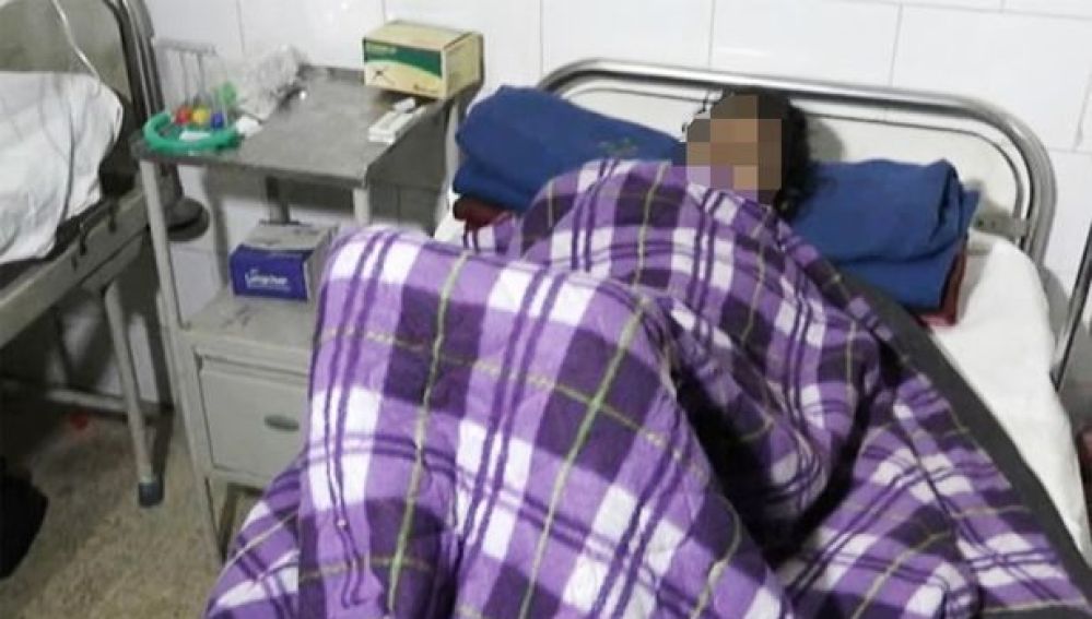 La víctima, recuperándose en una de las camas del hospital